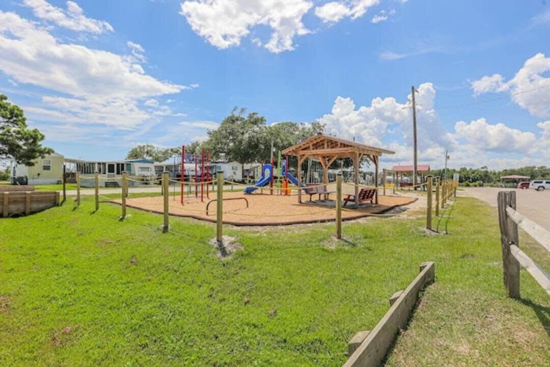 Surf City 2Br Park Home With Waterfront View And Parking 외부 사진